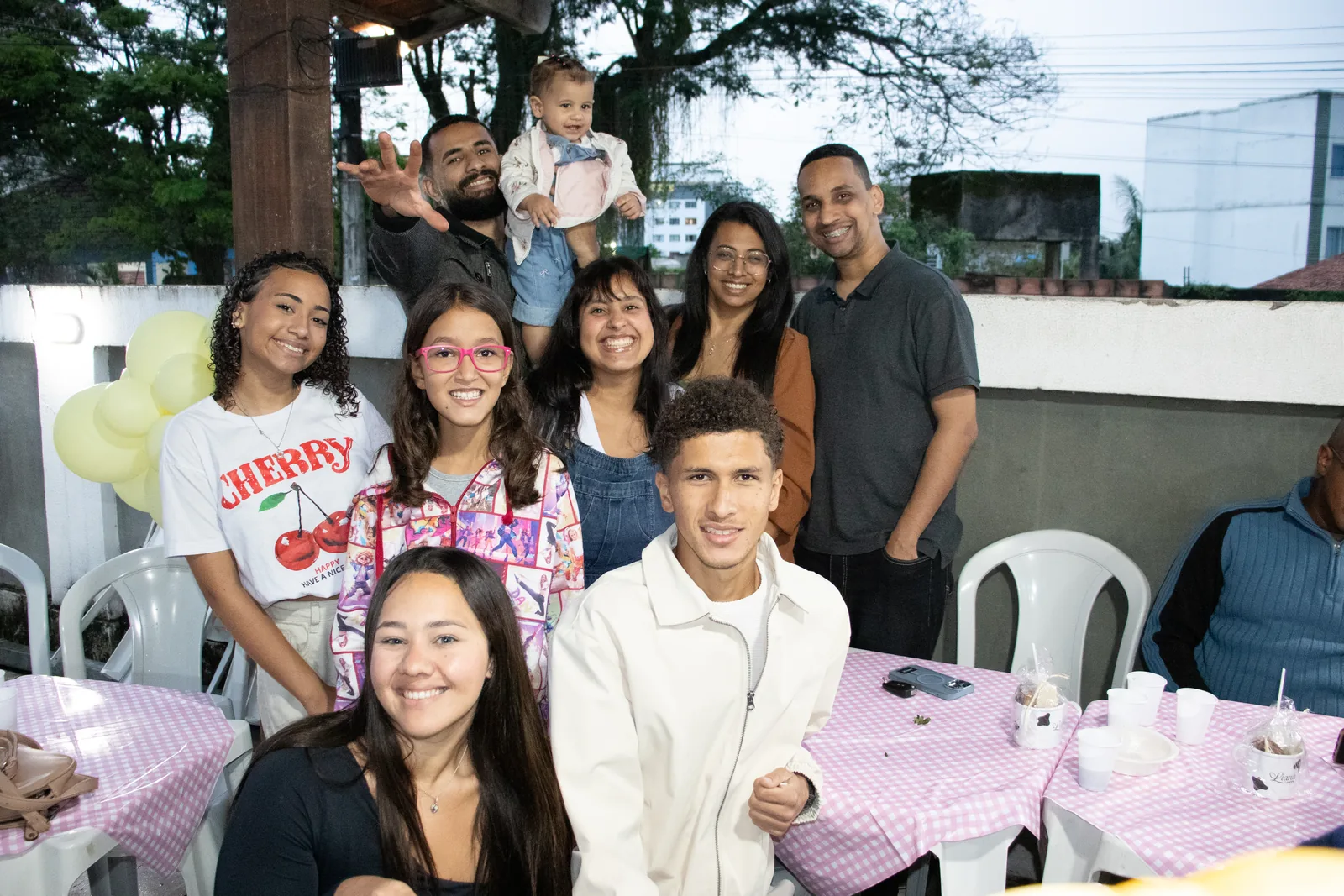 Família e convidados reunidos na festa infantil