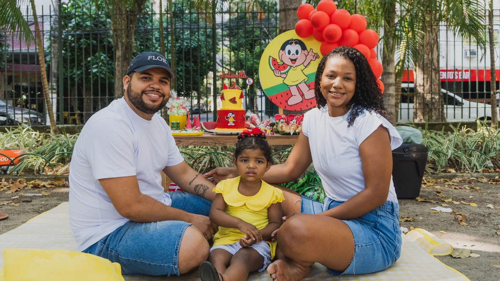 Família reunida durante o aniversário infantil