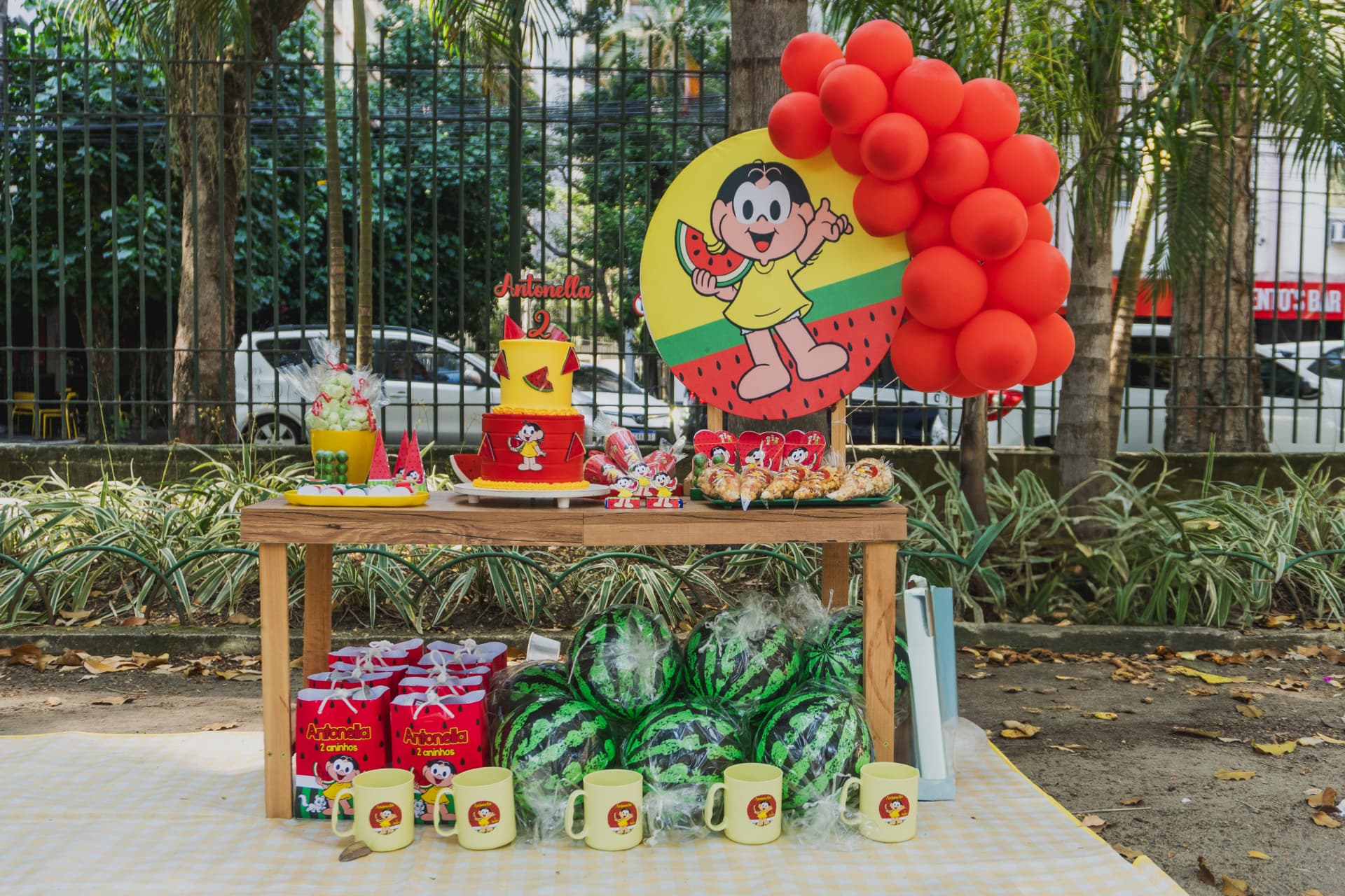 Mesa decorada de festa infantil com balões
