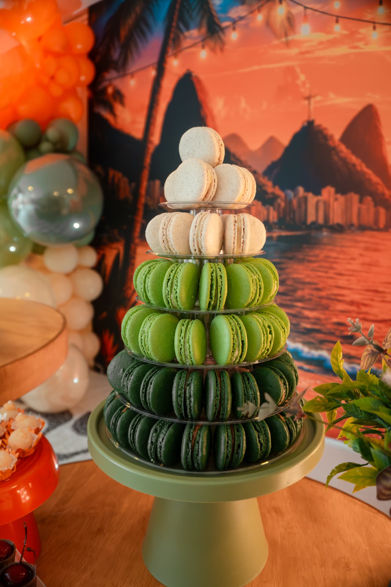Torre de macarons na decoração da festa
