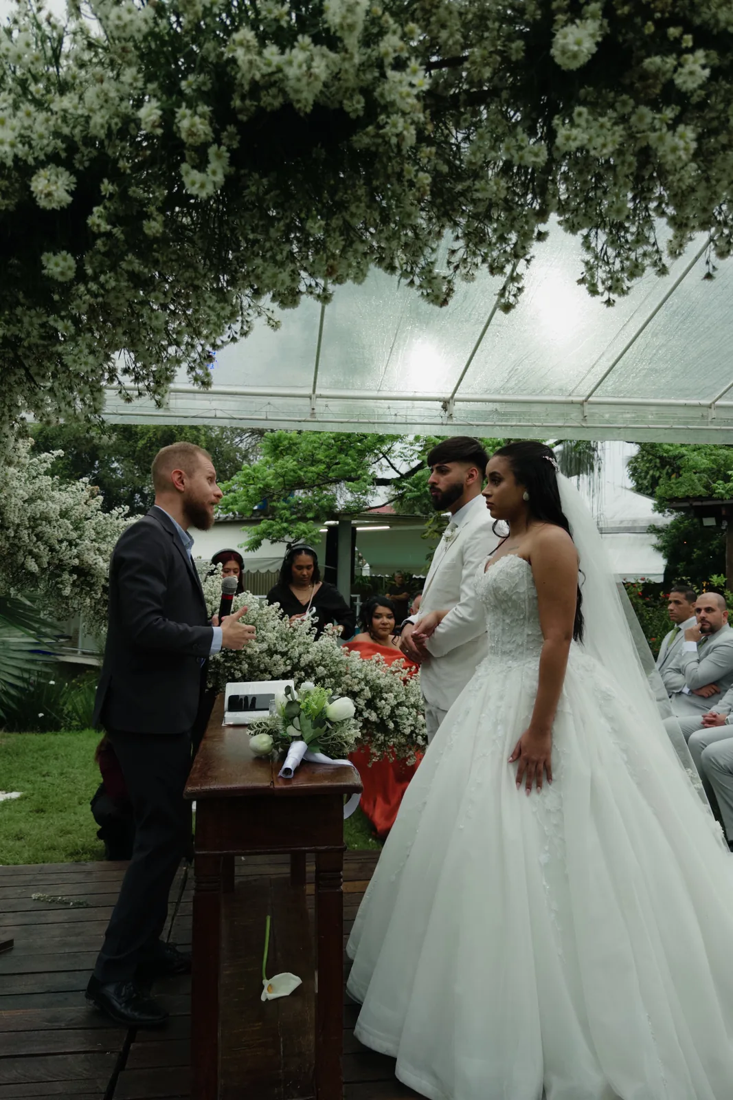 Noivos durante a cerimônia de casamento no jardim