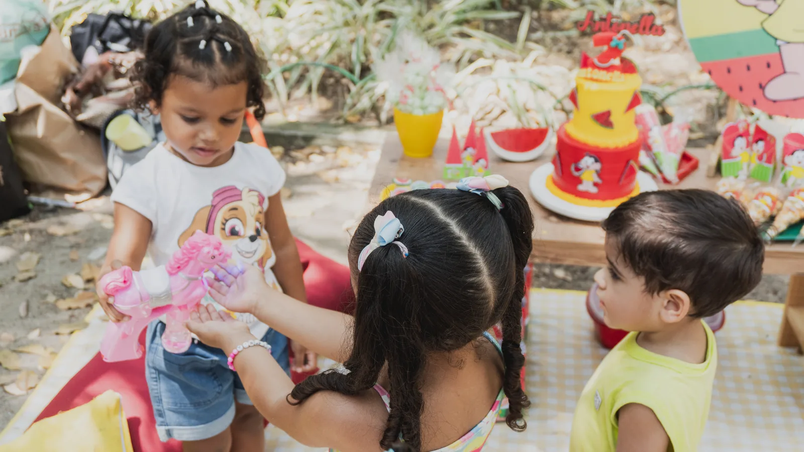 Convidados brincando durante a festa infantil