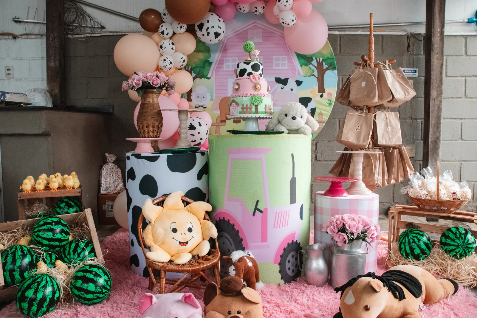Mesa decorada com tema fazendinha em festa infantil